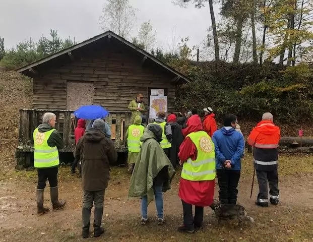 les marcheurs devant latelier geologie.jpg